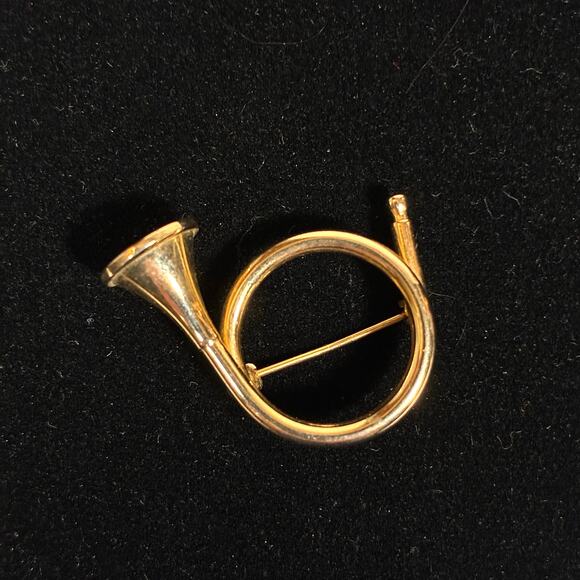 Vintage Dainty French Horn Pin Small Delicate Brooch Gold Tone Musician Band - Picture 1 of 4
